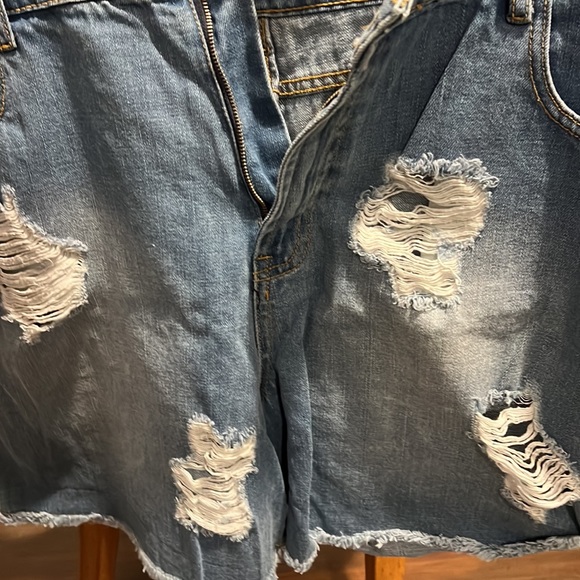 Boohoo distressed denim shorts - Picture 2 of 3